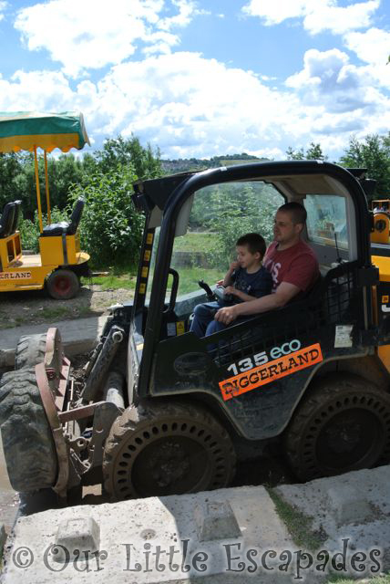 darren ethan jcb robots diggerland kent