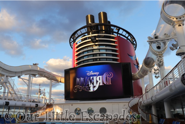 aquaduck slide around funnel vision disney dream