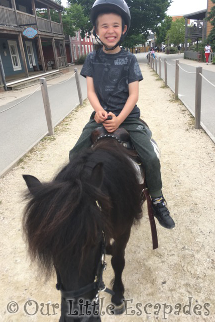 ethan pony rides disneys hotel cheyenne disneyland paris