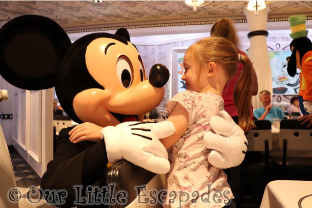 little e mickey mouse hug disney vip character breakfast disney magic