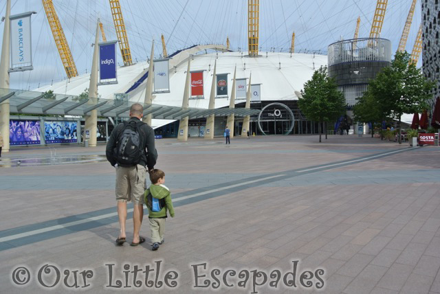 darren ethan walking towards london 02 entrance toddler to in the night garden live