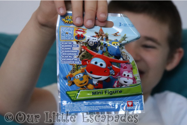 ethan super wings mini figures blind bag