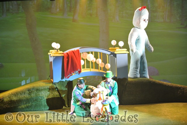 igglepiggle walking over musical bridge