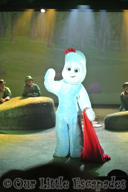 igglepiggle waving