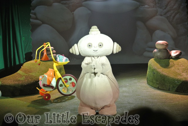 makka pakka clapping toddler to in the night garden live