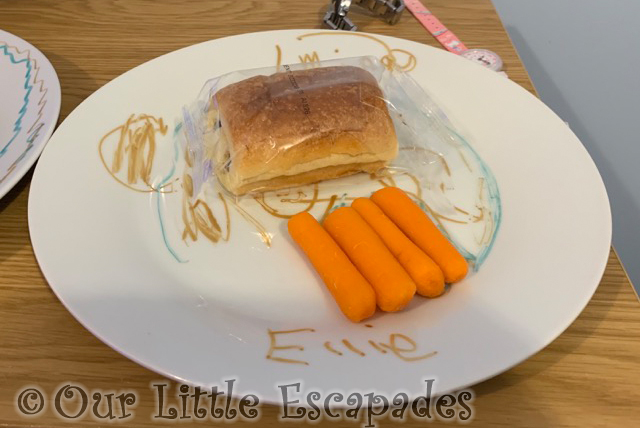 little es santa plate pain au chocolat carrots