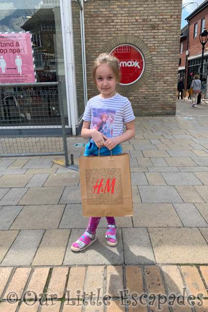 little e holding hm shopping bag